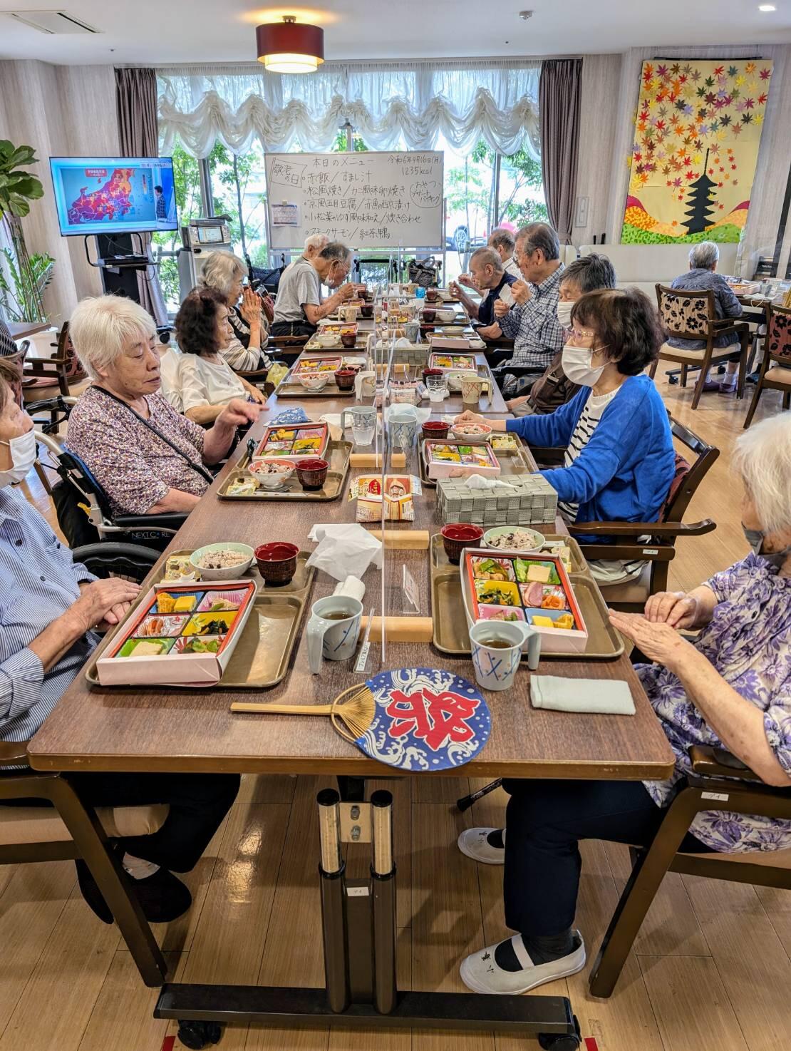 敬老会食事風景1.jpg